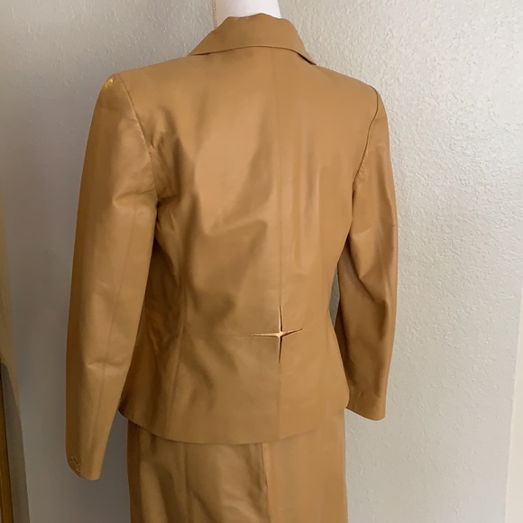 Chanel Leather skirt suit with rose gold detailing - Picture 5 of 10